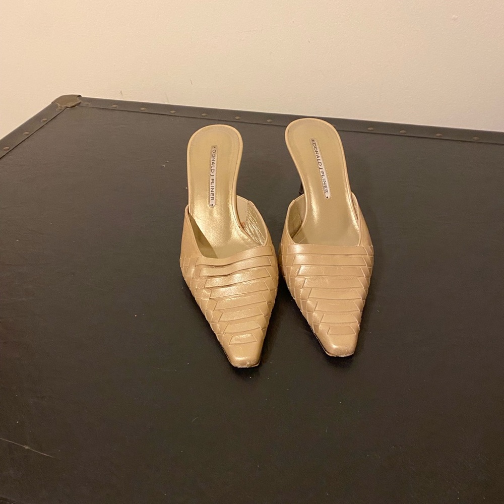 Donald J Pliner Women’s Size 7M Leather Weave Pattern Mules/Shoes with 1.5”Heel.